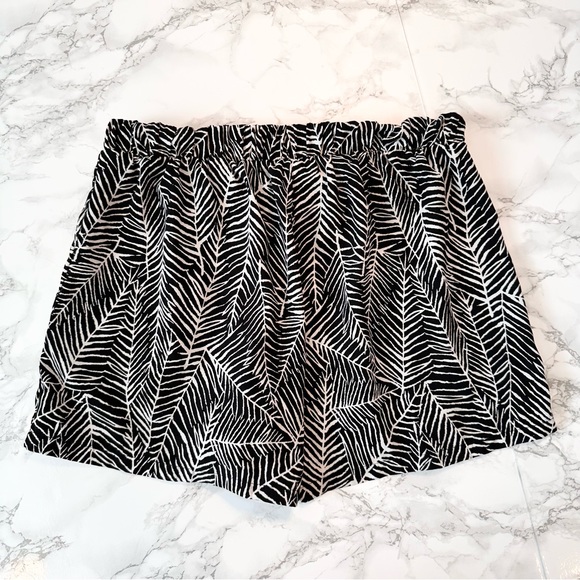 Fab’rik | Black & White Loose Flowy Shorts - Picture 4 of 10